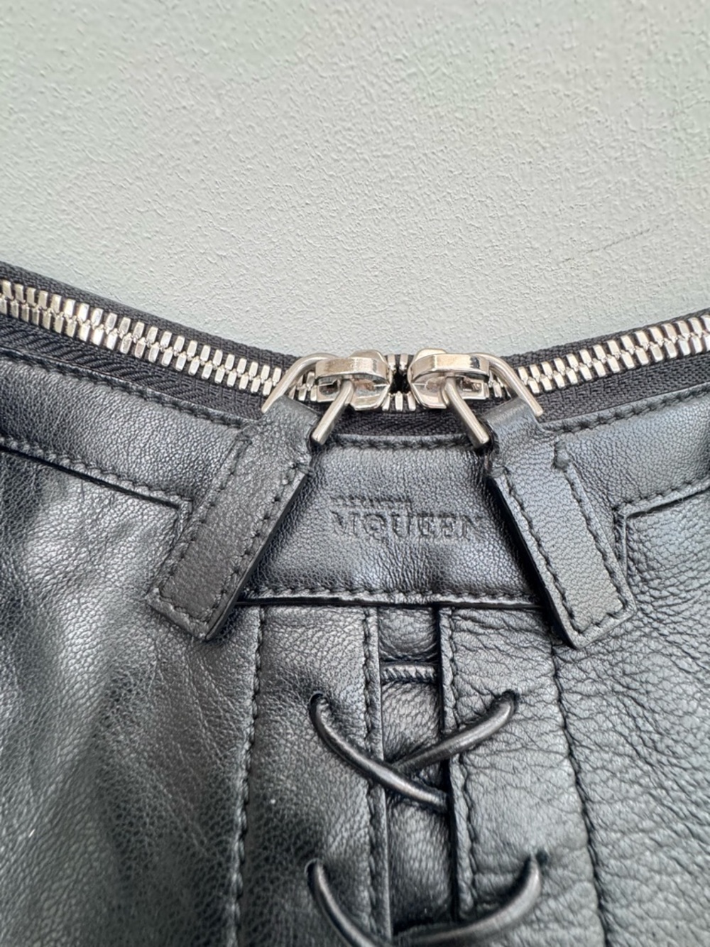 Alexander McQueen Vintage Black Leather De Manta Clutch With Corset Lacing - Picture 8 of 17